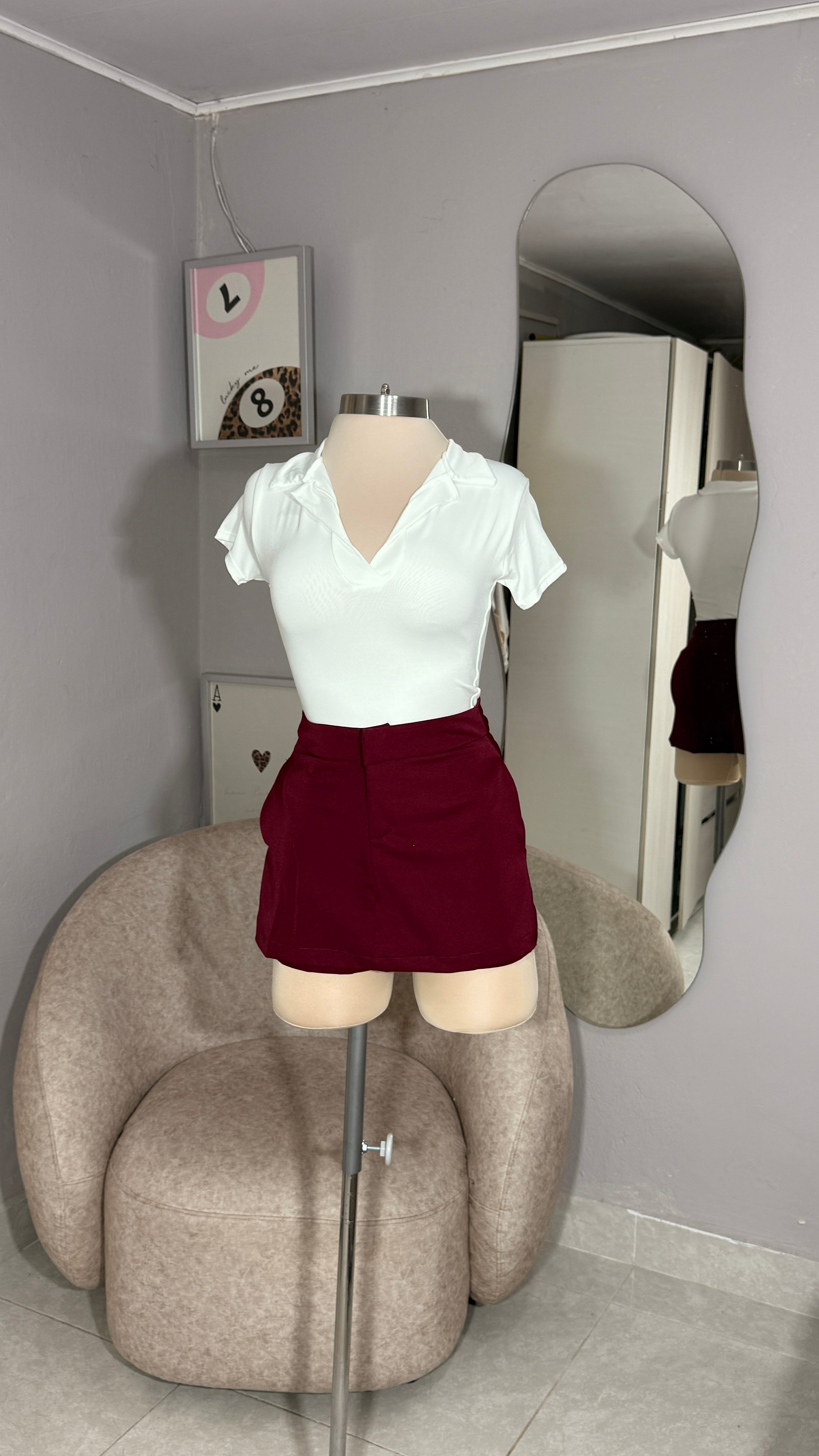 Falda short classic vinotinto